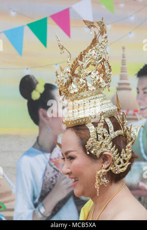 Londra REGNO UNITO. Il 15 aprile 2018. Membri della British tailandese Thai celebrano il nuovo anno (Songkran) all'Buddhapadipa tempio di Wimbledon, il più grande tempio thailandese nel Regno Unito con le cerimonie religiose Thai musica classica e spettacoli di danza nonché di bancarelle che vendono cibo tailandese, negozi di generi alimentari e negozio di souvenir Credito: amer ghazzal/Alamy Live News Foto Stock