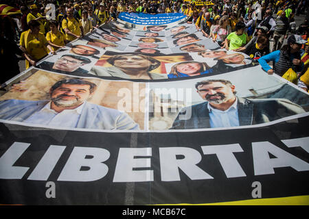 Barcellona, Spagna 15 aprile 2018 manifestanti tenere un enorme striscione con ritratti di arrestato catalano politici. Centinaia di migliaia di persone chiedere il rilascio degli arrestati Catalan politici durante una dimostrazione di sostegno della Catalogna indipendenza. Numerosi i separatisti sono stati arrestati nel corso del proibito referendum di indipendenza nel mese di ottobre 2017. Essi sono accusati di ribellione e di appropriazione indebita di fondi pubblici. Foto: Santi Palacios/dpa Credito: dpa picture alliance/Alamy Live News Foto Stock