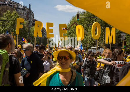 Barcellona, Spagna 15 aprile 2018 manifestanti chiedere il rilascio degli arrestati Catalan politici durante una dimostrazione di sostegno della Catalogna indipendenza. I contestatori portato innumerevoli giallo-rosso bandiere catalano come pure le indicazioni la lettura di "libertà". Numerosi i separatisti sono stati arrestati nel corso del proibito referendum di indipendenza nel mese di ottobre 2017. Essi sono accusati di ribellione e di appropriazione indebita di fondi pubblici. Foto: Santi Palacios/dpa Credito: dpa picture alliance/Alamy Live News Foto Stock