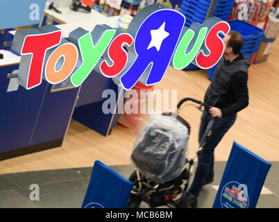 13 aprile 2018, Germania, Wiesbaden: "Toys R Us' può essere letto in corrispondenza di un ramo del fallimento US-American toy company. Foto: Arne Dedert/dpa Foto Stock