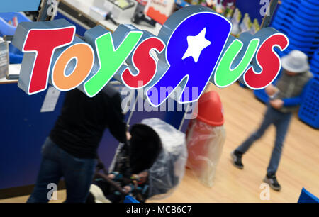 13 aprile 2018, Germania, Wiesbaden: "Toys R Us' può essere letto in corrispondenza di un ramo del fallimento US-American toy company. Foto: Arne Dedert/dpa Foto Stock