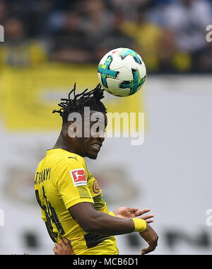 Il 15 aprile 2018, Germania, Gelsenkirchen: Calcio, Bundesliga Tedesca, FC Schalke 04 vs Borussia Dortmund alla Veltins Arena: Dortmund Batshuayi Michy in azione. Foto: Ina Fassbender/dpa - AVVISO IMPORTANTE: a causa della Lega calcio tedesca·s (DFL) accrediti regolamenti, la pubblicazione e la ridistribuzione online e nei contenuti multimediali in linea è limitata durante la partita a quindici immagini per partita Foto Stock