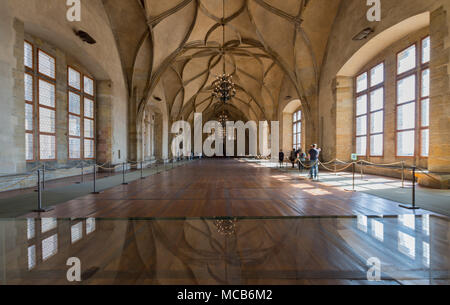 Il 10 aprile 2018, Repubblica Ceca, Praga: una vista interna del gotico Salone di Vladislav del Castello di Praga. Il castello fu sede della Repubblica ceca il pagamento di royalty e di re fino al XVI secolo. Foto: Monika Skolimowska/dpa-Zentralbild/dpa Foto Stock