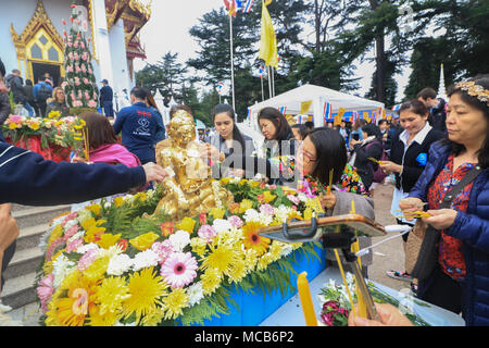 Londra REGNO UNITO. Il 15 aprile 2018. Membri della British Thai comunità celebrano il nuovo anno per le popolazioni Thai (Songkran) all'Buddhapadipa tempio di Wimbledon, il più grande tempio thailandese nel Regno Unito con le cerimonie religiose Thai musica classica e spettacoli di danza nonché di bancarelle che vendono cibo tailandese, negozi di generi alimentari e negozio di souvenir Credito: amer ghazzal/Alamy Live News Foto Stock