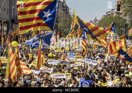 Barcellona, Spagna. Xv Apr, 2018. Manifestanti hanno visto sventolare l'indipendenza catalana bandiere durante la dimostrazione.centinaia di migliaia di persone hanno dimostrato a Barcellona per chiedere il rilascio del catalano prigionieri politici nelle carceri di Madrid, sei mesi dopo le prime pene detentive. Una manifestazione organizzata dal punto di vista sociale, organizzazioni culturali, sindacati e partiti politici sotto il motto ''vi vogliamo a casa' Credit: Victor Serri SOPA/images/ZUMA Foto Stock