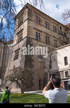 Il 10 aprile 2018, Repubblica Ceca, Praga: i turisti a piedi passato l'ala laterale del castello di Praga. Il castello fu sede della Repubblica ceca il pagamento di royalty e di re fino al XVI secolo. La finestra (fila centrale, 3R) è stato il sito della storica seconda 'Defenestration di Praga" che ha avuto luogo il 23 maggio 1618, segnando l'inizio della "guerra dei trenta anni', un importante punto di svolta nella storia dell'Europa. Foto: Monika Skolimowska/dpa-Zentralbild/dpa Foto Stock