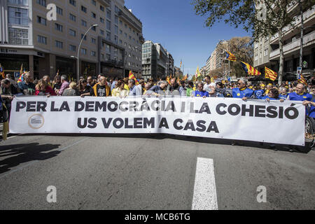 Barcellona, Spagna. Xv Apr, 2018. I manifestanti visto tenendo un banner di grandi dimensioni nella parte anteriore della dimostrazione.centinaia di migliaia di persone hanno dimostrato a Barcellona per chiedere il rilascio del catalano prigionieri politici nelle carceri di Madrid, sei mesi dopo le prime pene detentive. Una manifestazione organizzata dal punto di vista sociale, organizzazioni culturali, sindacati e partiti politici sotto il motto ''vi vogliamo a casa' Credit: Victor Serri SOPA/images/ZUMA filo/ Foto Stock