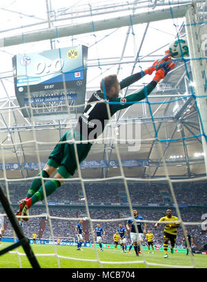 Il 15 aprile 2018, Germania, Gelsenkirchen: Calcio, Bundesliga Tedesca, FC Schalke 04 vs Borussia Dortmund alla Veltins Arena: Schalke il portiere Ralf Faehrmann in azione. Foto: Ina Fassbender/dpa - AVVISO IMPORTANTE: a causa della Lega calcio tedesca·s (DFL) accrediti regolamenti, la pubblicazione e la ridistribuzione online e nei contenuti multimediali in linea è limitata durante la partita a quindici immagini per partita Foto Stock