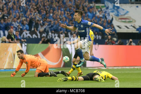 Gelsenkirchen (Germania). Xv Apr, 2018. Il 15 aprile 2018, Germania, Gelsenkirchen: Calcio, Bundesliga Tedesca, FC Schalke 04 vs Borussia Dortmund alla Veltins Arena: Schalke's Yevhen Konoplyanka (C) celebra il punteggio il loro lato della carta di credito: Ina Fassbender/dpa - AVVISO IMPORTANTE: a causa della Lega calcio tedesca·s (DFL) accrediti regolamenti, la pubblicazione e la ridistribuzione online e nei contenuti multimediali in linea è limitata durante la partita a quindici immagini per corrispondere/dpa/Alamy Live News Foto Stock