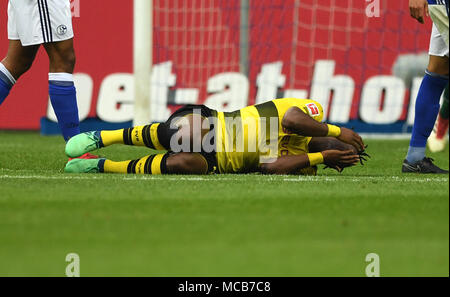 Il 15 aprile 2018, Germania, Gelsenkirchen: Calcio, Bundesliga Tedesca, FC Schalke 04 vs Borussia Dortmund alla Veltins Arena: Dortmund Batshuayi Michy è ferito. Foto: Ina Fassbender/dpa - AVVISO IMPORTANTE: a causa della Lega calcio tedesca·s (DFL) accrediti regolamenti, la pubblicazione e la ridistribuzione online e nei contenuti multimediali in linea è limitata durante la partita a quindici immagini per partita Foto Stock