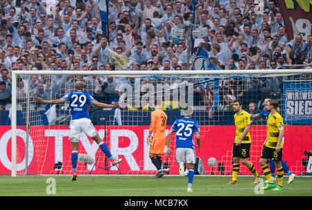 Gelsenkirchen (Germania). Xv Apr, 2018. Il 15 aprile 2018, Germania, Gelsenkirchen: Calcio, Bundesliga Tedesca, FC Schalke 04 vs Borussia Dortmund alla Veltins Arena: Schalke's Naldo (l) celerbates il suo obiettivo per 2:0 Credito: Guido Kirchner/dpa - AVVISO IMPORTANTE: a causa della Lega calcio tedesca·s (DFL) accrediti regolamenti, la pubblicazione e la ridistribuzione online e nei contenuti multimediali in linea è limitata durante la partita a quindici immagini per corrispondere/dpa/Alamy Live News Foto Stock