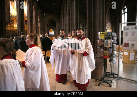 Manchester, Regno Unito. Xv Apr, 2018. Il coro della Cattedrale di Manchester a servizio per commemorare la battaglia di Manchester Hill 100 anni fa in Francia che ha visto la perdita di 79 uomini, Manchester,15 aprile 2018 (C)Barbara Cook/Alamy Live News Credito: Barbara Cook/Alamy Live News Foto Stock