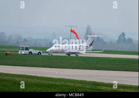 L'aeroporto di Stansted, Essex, 15 aprile 2018 i movimenti di aeromobili a foggy Stansted Airport in Essex, UK Cs-PHB EMBRAER EMBRAER-EMB505 sul traino Credito: Ian Davidson/Alamy Live News Foto Stock