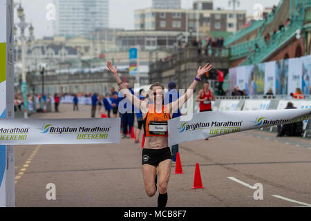 Brighton, Regno Unito 15 aprile 2018 migliaia di guide di scorrimento per le strade di Brighton e Hove in Brighton 2018 Marathon. Xv Apr, 2018. I partecipanti sono venuti da tutte le parti del Regno Unito di aderire alla maratona che include un 26.2 miglia race da Preston Park e a 10Km di gara elite runner dal Withdean Stadium. La maratona ha causato un numero di strade in Brighton per essere chiuso per tutta la giornata e alcuni autobus rotte per essere annullata Credito: Matt Duckett/IMAGESLIVE/ZUMA filo/Alamy Live News Foto Stock