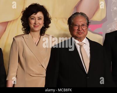 Hong Kong, Cina. Xv Apr, 2018. Sammo Hung, un famoso Hong Kong Kung Fu attore che era un ruolo di leader in American serie televisive di successo LA LEGGE MARZIALE pongono per la fotocamera con la moglie durante la trentasettesima Hong Kong Film Awards Ceremony.Apr-15, 2018 Hong Kong.ZUMA/Liau Chung Ren Credito: Liau Chung Ren/ZUMA filo/Alamy Live News Foto Stock