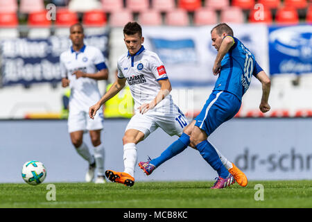 Marvin Wanitzek (KSC) nei duelli con Amaury Bischoff (FC Hansa). GES/Soccer/3 lega: Karlsruher SC - FC Hansa Rostock, 15.04.2018 Calcetto: 3 lega: Karlsruhe - Rostock, Karlsruhe, Aprile 15, 2018 | Utilizzo di tutto il mondo Foto Stock