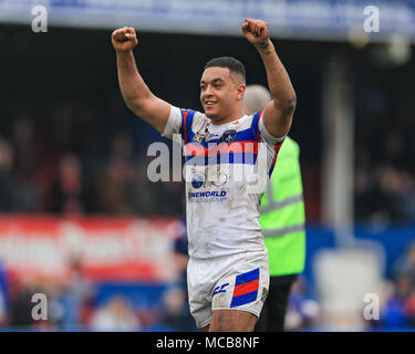 Dal 8 aprile 2018, Beaumont Legal Stadium, Wakefield, Inghilterra; Betfred Super League Rugby, Wakefield Trinity v St Helens; Reece Lyne di Wakefield Trinity punzoni l'aria dopo aver vinto Credito: News Immagini/Alamy Live News Foto Stock