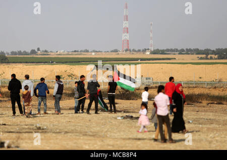 La striscia di Gaza, la Palestina. Xv Apr, 2018. Aprile 15, 2018 - Khan Yunis, Striscia di Gaza, Territori palestinesi - palestinesi manifestanti si scontrano con forze di sicurezza israeliane nei pressi del confine con Israele, a est di Khan Yunis nel sud della striscia di Gaza, il 15 aprile 2018 (credito Immagine: © Ashraf Amra/APA immagini via ZUMA filo) Credito: ZUMA Press, Inc./Alamy Live News Foto Stock