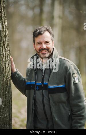 03 aprile 2018, Germania, Werneck: Ralf Petercord, capo della protezione della foresta dipartimento di Stato Bavarese Istituto di selvicoltura. Quest'anno, alberi di quercia in parti dello stato tedesco della Baviera si trovano di fronte a un pericolo acuto da gypsy falene. Foto: Nicolas Armer/dpa Foto Stock