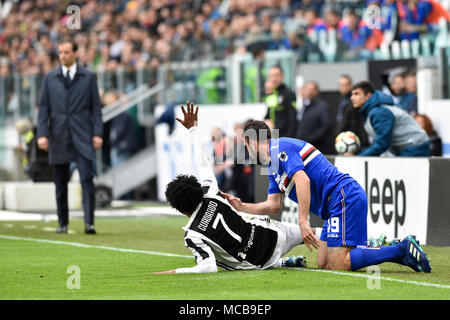 Torino, Italia. Xv Apr, 2018. Juan Cuadrado (Juventus FC),Vasco Regini (UC Sampdoria),durante la serie di una partita di calcio tra Juventus FC vs UC Sampdoria presso lo stadio Allianz il 15 aprile 2018 a Torino, Italia. Credito: Antonio Polia/Alamy Live News Foto Stock