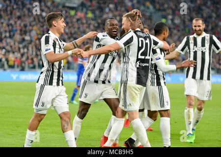 Torino, Italia. Xv Apr, 2018. Benedikt Hšwedes (Juventus FC),Douglas Costa Juventus FC),Paulo Dybala (Juventus FC),durante la serie di una partita di calcio tra Juventus FC vs UC Sampdoria presso lo stadio Allianz il 15 aprile 2018 a Torino, Italia. Credito: Antonio Polia/Alamy Live News Foto Stock