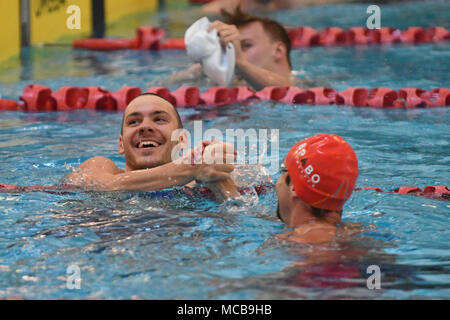 Bergen, Norvegia. Xv Apr, 2018. Niksja Stojkovski di Baerumsvømmerne in Norvegia è stato stil felice con il 2° posto nella mens 50m finale con una nuotata 22.44 che gli è valso un nuovo norvegese record nazionale sulla distanza. Credito: Kjell Eirik Irgens Henanger/Alamy Live News Foto Stock