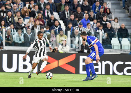 Torino, Italia. Xv Apr, 2018. Douglas Costa (Juventus FC),Vasco Regini (UC Sampdoria),durante la serie di una partita di calcio tra Juventus FC vs UC Sampdoria presso lo stadio Allianz il 15 aprile 2018 a Torino, Italia. Credito: Antonio Polia/Alamy Live News Foto Stock