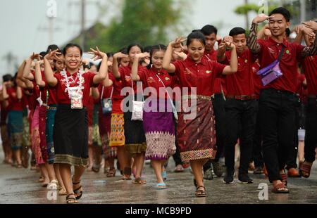 Luang Prabang, Laos. Xv Apr, 2018. Le persone partecipano in una sfilata per celebrare il Songkran Festival a Luang Prabang, Laos, il 15 aprile 2018. Songkran Festival, anche noto come festival dell'acqua, è celebrata in Laos durante il tradizionale Lao Anno Nuovo. Credito: Liu Ailun/Xinhua/Alamy Live News Credito: Xinhua/Alamy Live News Foto Stock