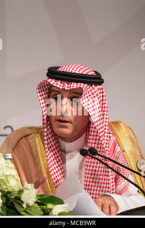 Dharan, Arabia Saudita 15 aprile 2018 Saudi Arabian Ministro degli Esteri Adel al-Jubeir partecipa a una conferenza stampa congiunta dopo la chiusura della XXIX edizione del Vertice della Lega araba a Dhahran, Arabia Saudita, il 15 aprile 2018. Xxix edizione del Vertice della Lega araba è stato tenuto in Arabia Saudita orientale della città di Dhahran domenica, con i capi di Stato e di governo di 22 Stati membri partecipanti. Credito: Xinhua/Alamy Live News Foto Stock