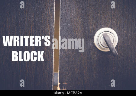 Writer's blocco scritto su sfondo di legno Foto Stock