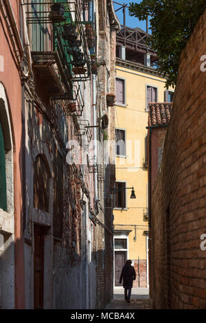 Vicolo stretto, Venezia, Italia Foto Stock