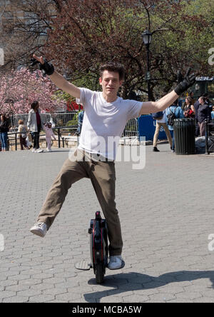 Un inglese che vivono a New York a cavallo di un monociclo elettrico in Union Square Park a Manhattan, New York City. Foto Stock