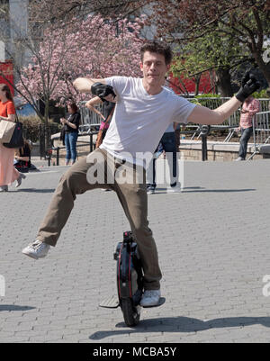 Un inglese che vivono a New York a cavallo di un monociclo elettrico in Union Square Park a Manhattan, New York City. Foto Stock