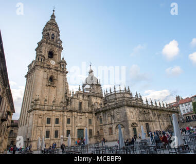 La Cattedrale di Santiago de Compostela con la Torre da Berenguela come visto da Rua do Vilar Foto Stock