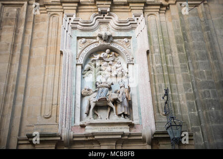 Dettaglio sopra l'entrata del Monasterio de San Paio de Antealtares a Santiago de Compostela in Spagna con Gesù, Maria e dunkey Foto Stock