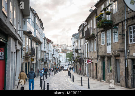 La Rua de San Pedro a Santiago de Compostela in Spagna con la gente per strada su una sera Foto Stock