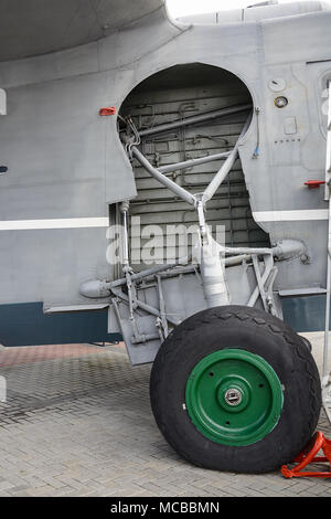 Close-up del meccanismo dello chassis del vecchio idrovolante nel parcheggio Foto Stock