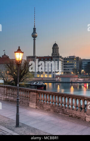 Il ponte Roßstraßenbrücke all'alba, come i primi raggi del sole rifletta la cupola della Fernsehturm (torre della TV), la capitale tedesca di Berli Foto Stock