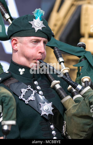 Musicista in uniforme delle Guardie Irlandesi o dei Micks che suonano cornamuse. Reggimenti delle foot Guards dell'esercito britannico Pippers & band ad Aintree, Liverpool, Regno Unito Foto Stock