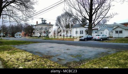 Liverpool, New York, Stati Uniti d'America. 14 marzo 2018. Vista del piccolo villaggio di Liverpool, New York sulle rive del lago Onondaga su una molla a sopraggitto mornin Foto Stock