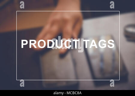 Tags prodotto word con business sfocatura sullo sfondo Foto Stock