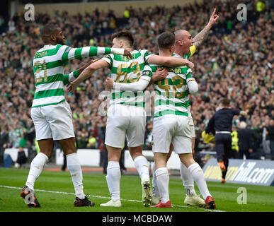 Celtic Scott Brown (destra) celebra dopo Callum McGregor (n. 42) punteggi al suo fianco il secondo obiettivo del gioco con Kieran Tierney e Olivier Ntcham durante la William Hill Coppa Scozzese semi finale corrisponde all'Hampden Park, Glasgow. Foto Stock