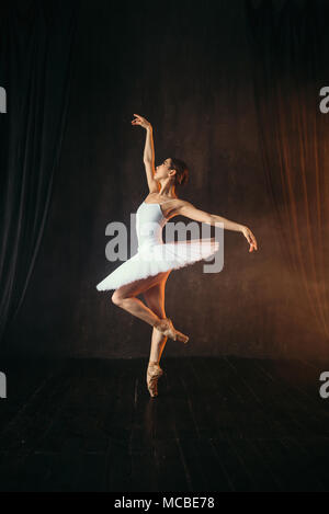 Ballerina in abito bianco e pointe shoes dancing Foto Stock