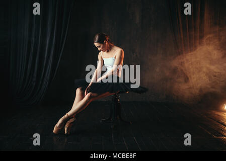 Ballerina seduta sul panchetto nero Foto Stock