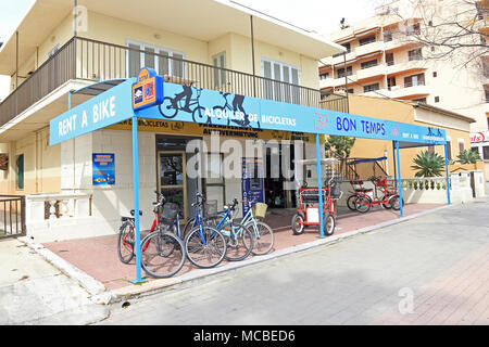 Bon Temps, negozio di noleggio della bicicletta, Cala Millor, Mallorca, Spagna Foto Stock