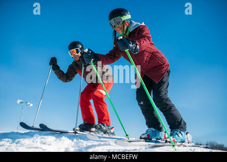 Maschio e femmina racing gli sciatori dalla montagna Foto Stock