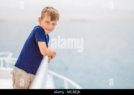 Piccolo Ragazzo godendo le vacanze estive sul mare. Felice ragazzo su yacht crociera. Immagine con spazio di copia Foto Stock