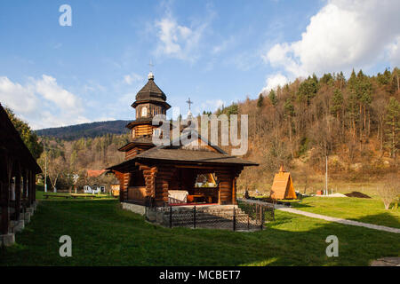 Antica chiesa in legno del Santo Profeta Elia ( Ilinskaya) , Borgo Dora, vicino Yaremche - monumento culturale, Ucraina. Nei Carpazi. Foto Stock