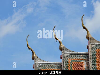 Gable apice in un antico tempio buddista Foto Stock