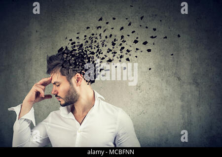 La perdita di memoria a causa di demenza o danni cerebrali. Profilo laterale di un uomo di perdere parti di testa come simbolo della diminuita funzione della mente. Foto Stock